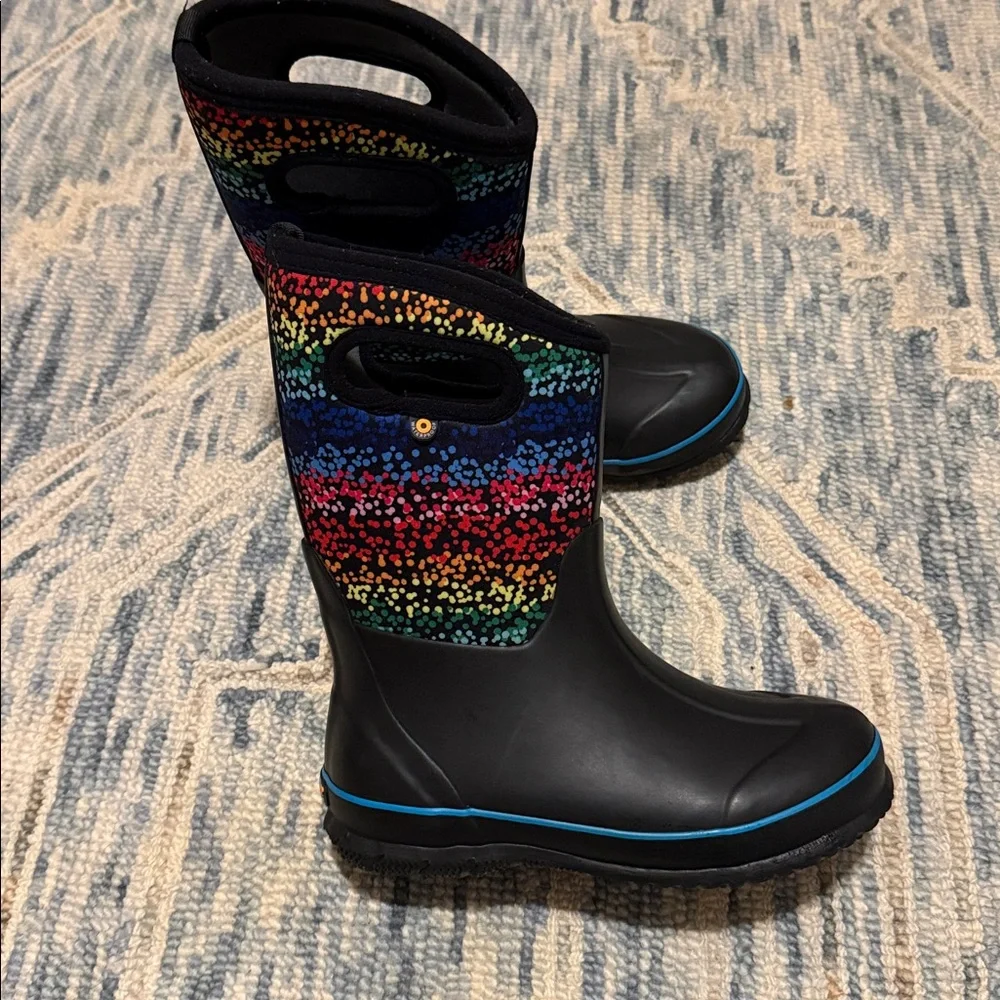BOGS YOUTH CLASSIC BOOTS- BLACK/ RAINBOW Size 4 (72728-009)